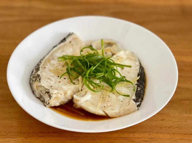 银鳕鱼的做法，咸菜蒸银鳕鱼的做法！
